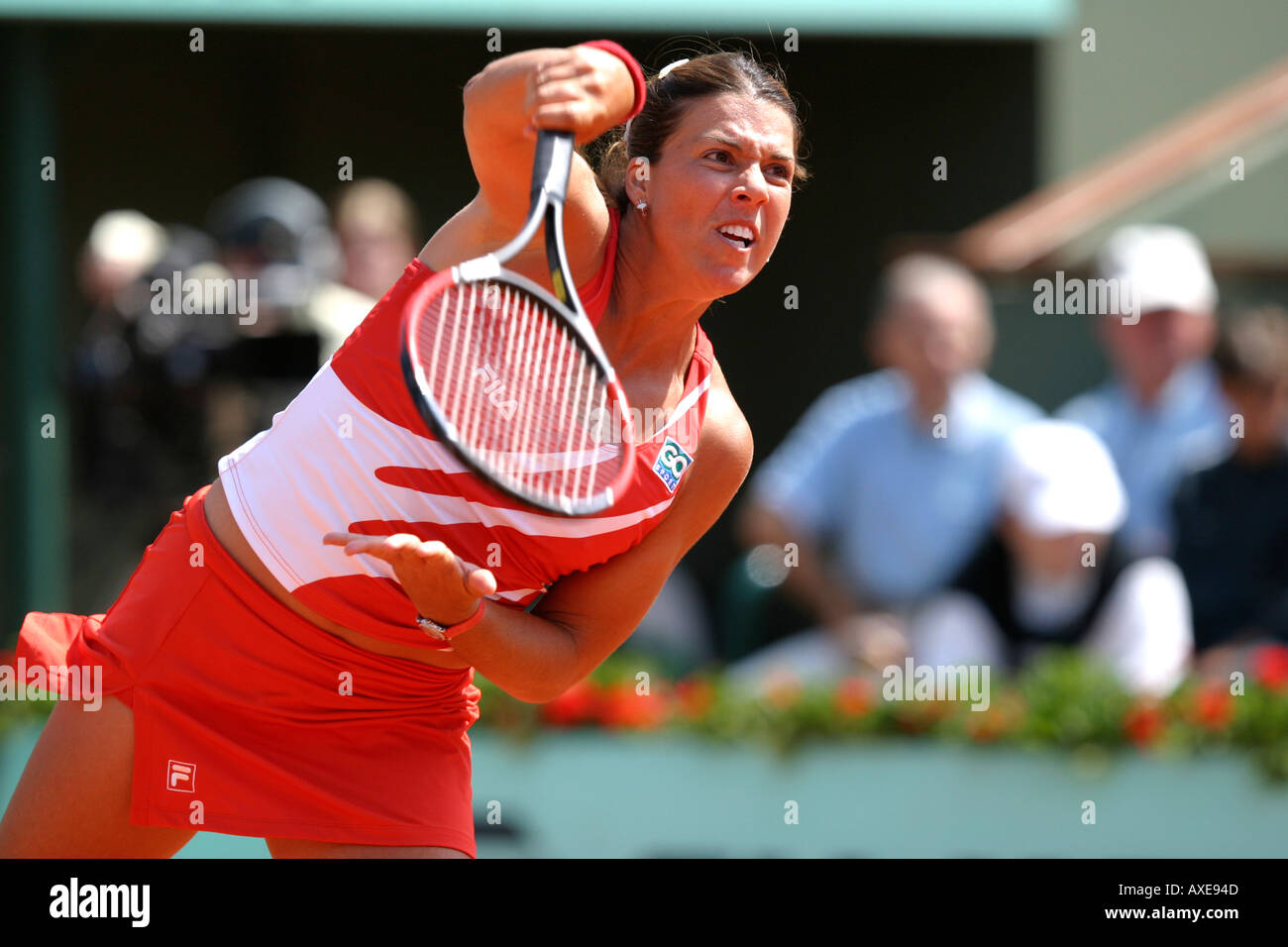 Jennifer Capriati (USA) jouant une photo de service à l'Open de France 2004 Banque D'Images