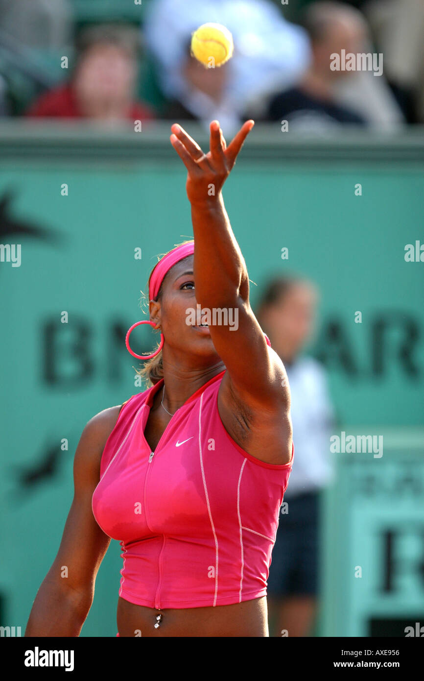 Serena Williams en action à l'Open de France 2004 Banque D'Images