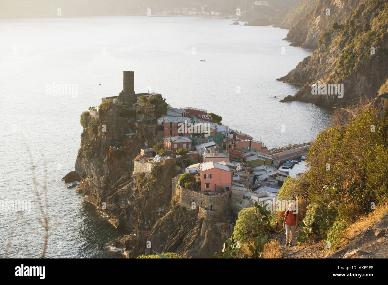 L'Italie, Ligurie, Vernazza, Woman hiking Banque D'Images