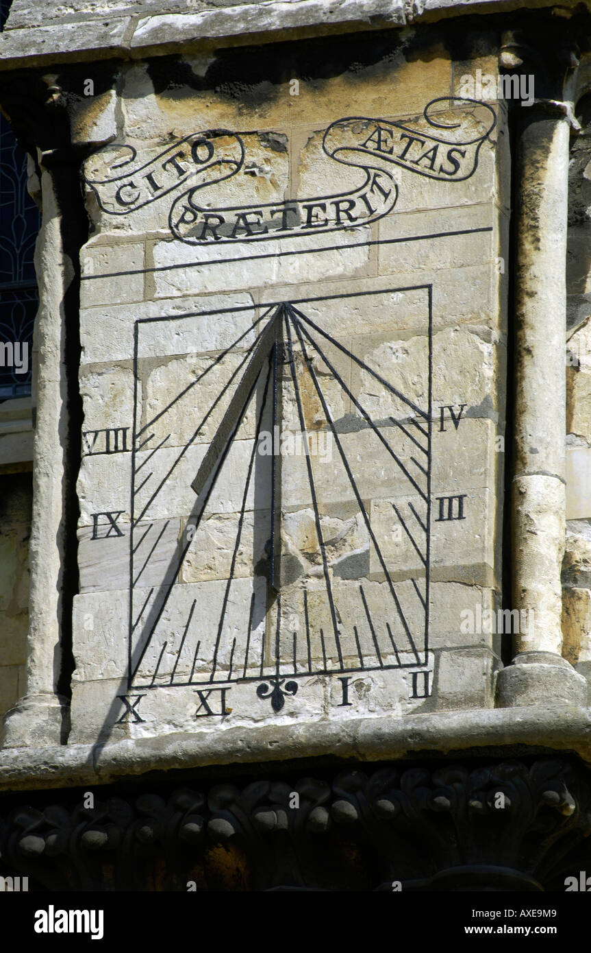 Cadran solaire sur la face sud de la cathédrale de Lincoln Banque D'Images
