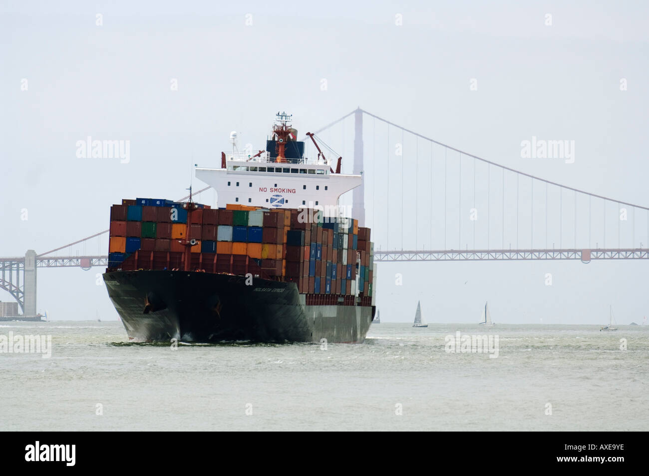 La Californie, San Francisco Bay, porte-conteneurs et le pont de la baie Banque D'Images