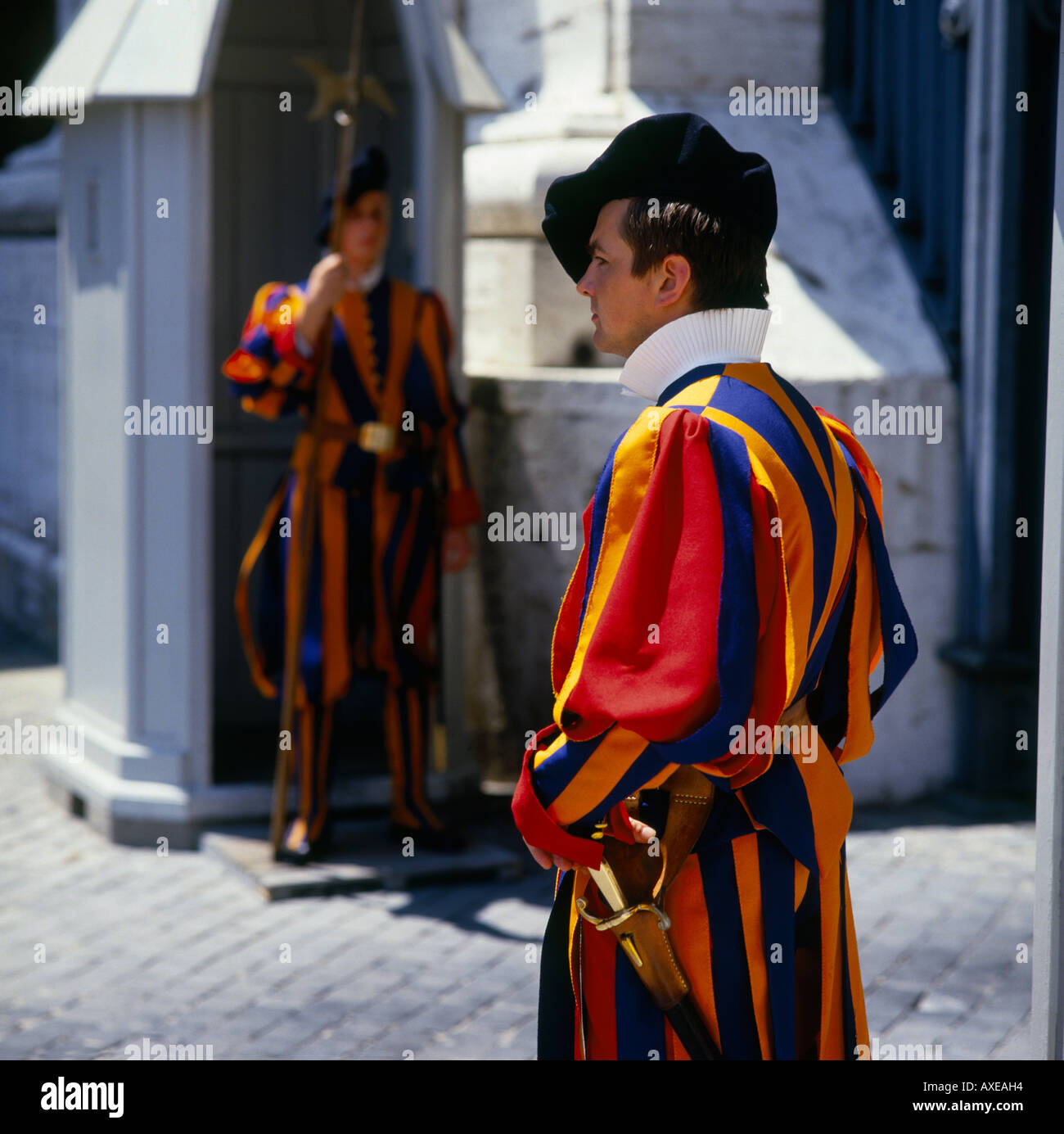 Deux gardes suisses à leurs savoirs traditionnels rouge jaune et bleu de service au Vatican à Rome, Italie Banque D'Images