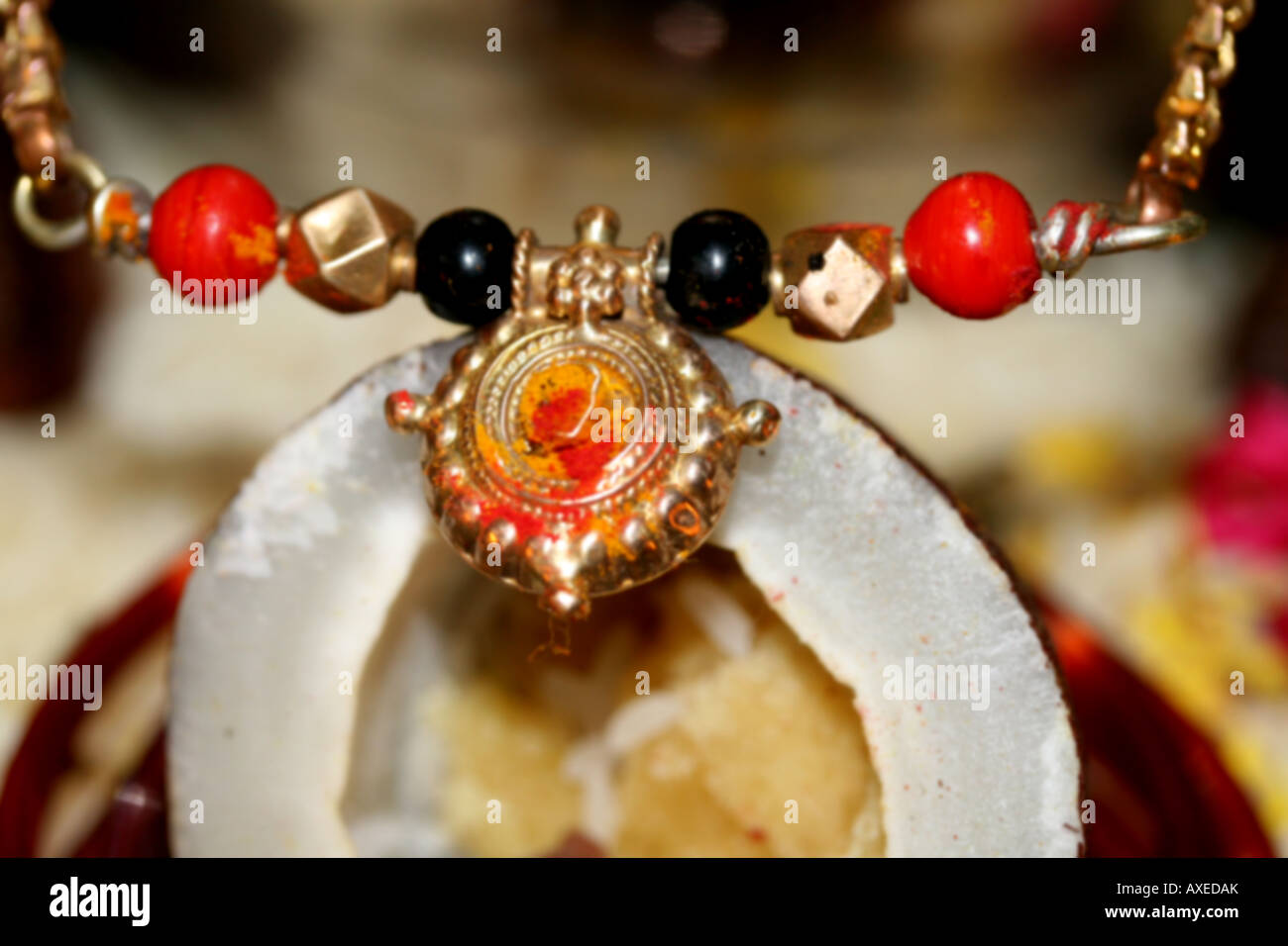 Varamahalakshmi vratha pooja avec Mangal Sutra ( collier mariage ) et la noix de coco comme offrande à la déesse Lakshmi , Inde Banque D'Images