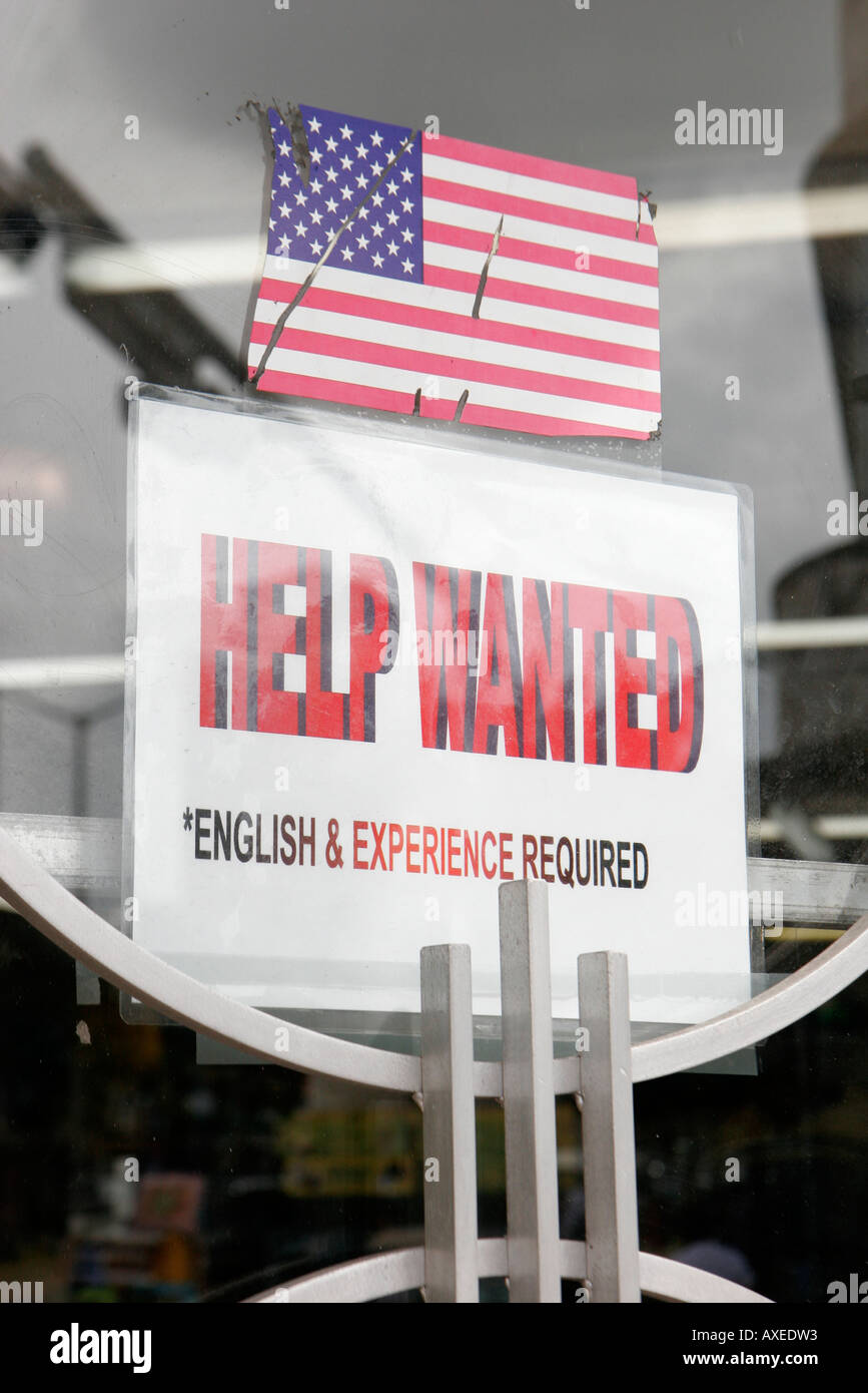 Miami Beach Florida,Collins Avenue,panneau,help Wanted English & Experience Required,langue,bilingue,drapeau,magasin de détail,FL061105009 Banque D'Images