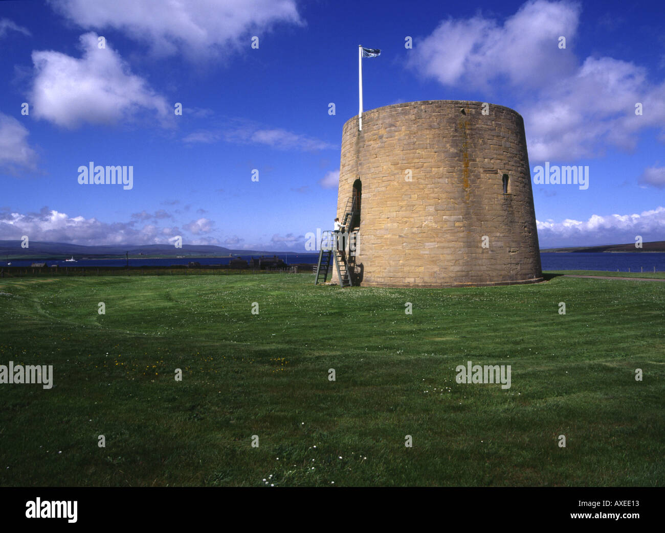 dh Martello Tower Hackness HOY ORKNEY touristes entrant dans la guerre napoléonienne construction de défense côtière militaire côte guerres navales du royaume-uni Banque D'Images