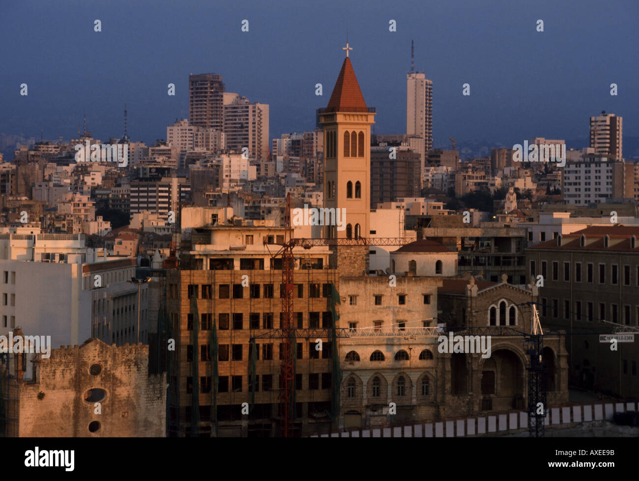 Vue générale du centre-ville de Beyrouth Liban avec l'église chrétienne en premier plan Banque D'Images