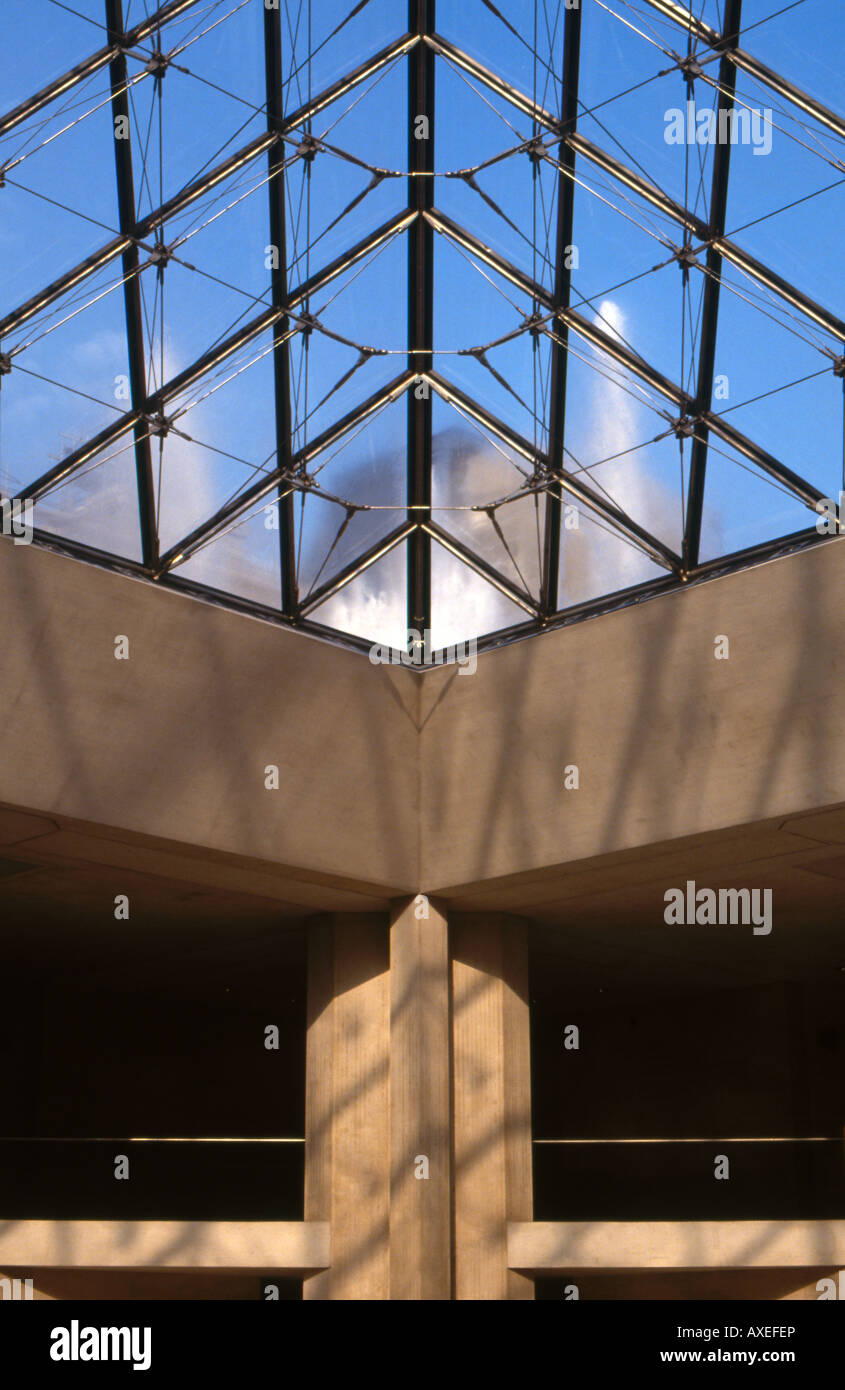 Pyramide du Louvre, Paris, France. Architecte : IM Pei Banque D'Images