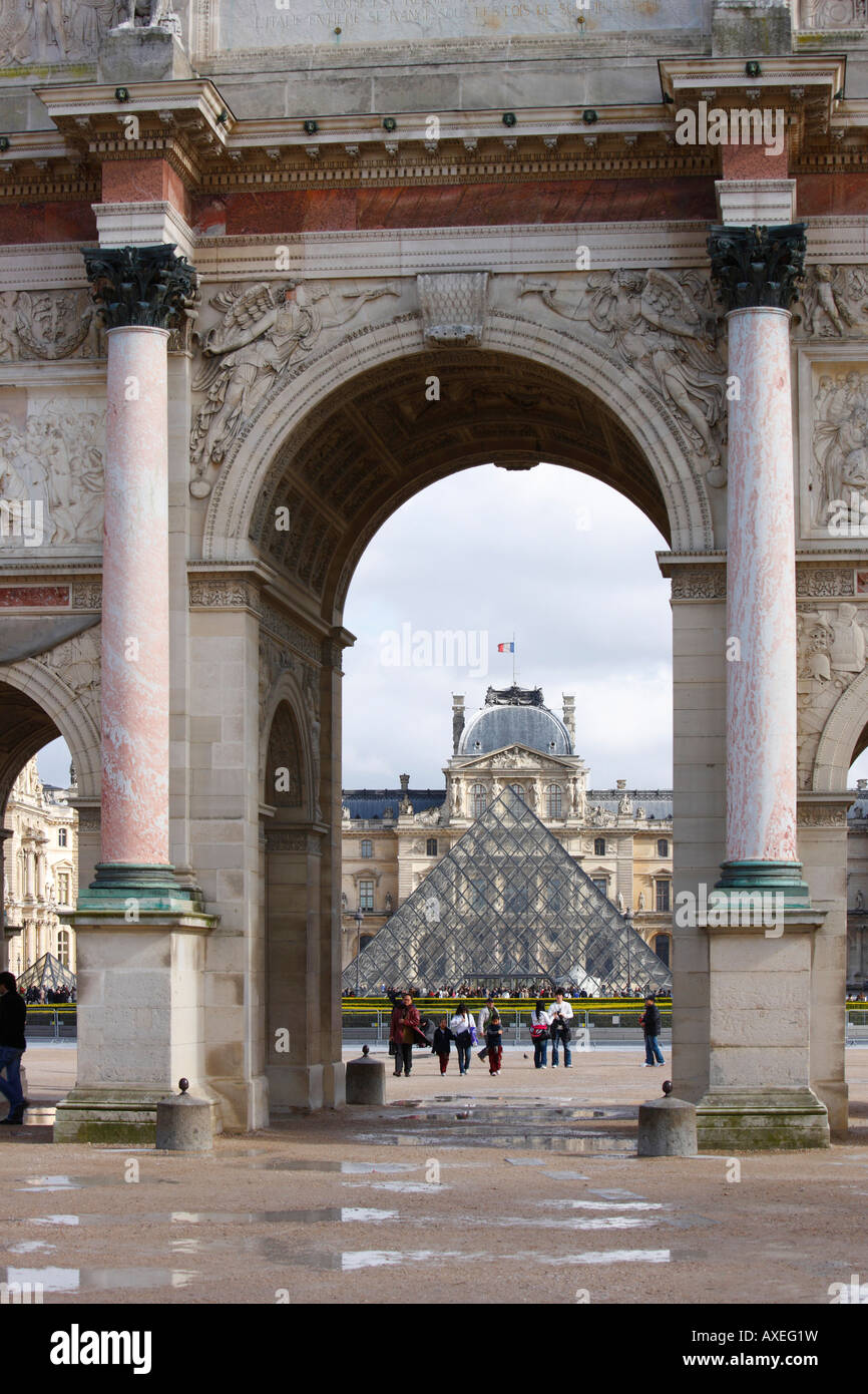 Paris, Louvre, Arc de triomphe du Carrousel du Louvre und Innenhof mit Pyramide von Ieoh Ming Pei Banque D'Images