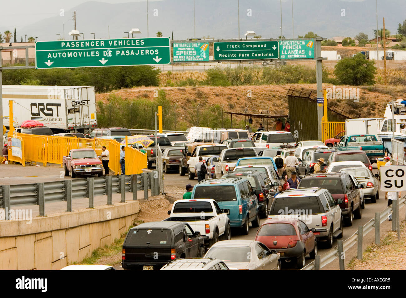 Les voitures et les camions s'alignent au port d'entrée des États-Unis à Nogales, Sonora, Mexique, en attente d'inspection et d'entrée en Amérique. Banque D'Images