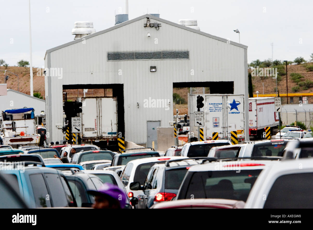 Les voitures et les camions s'alignent au port d'entrée des États-Unis à Nogales, Sonora, Mexique, en attente d'inspection et d'entrée en Amérique. Banque D'Images