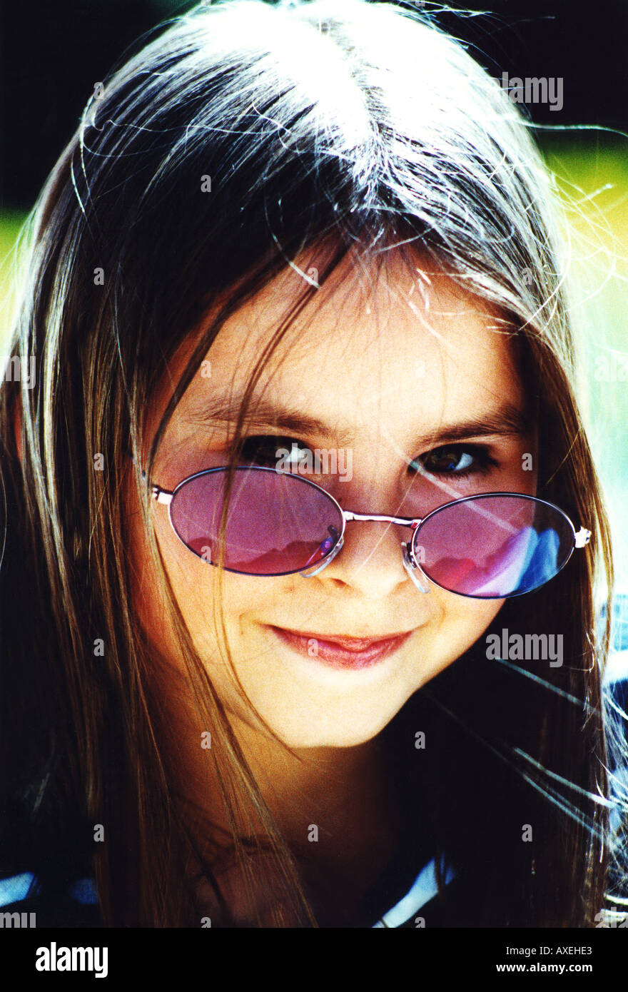 Fille femme age 5 10 enfant kid brunette aux cheveux sombre visage sourire joyeux sourire tête lunettes de soleil Lunettes de contenu lenons g Banque D'Images