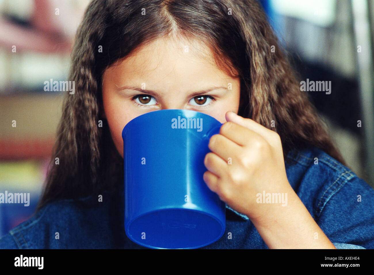 L'âge de la femme fille enfant kid 510 dark haired brunette mug verre intérieur intérieur à la longue chevelure ondulée de la petite enfance Banque D'Images