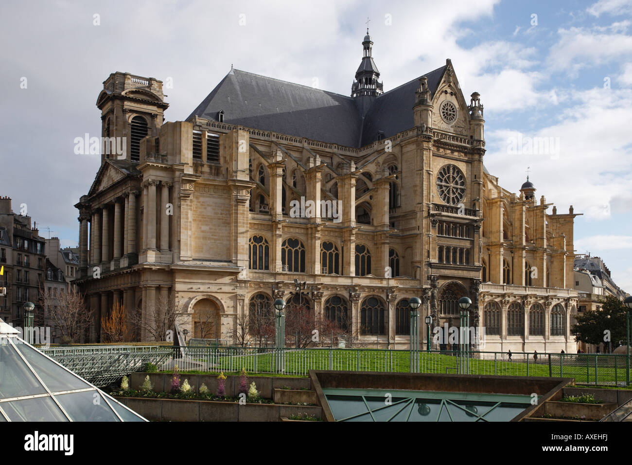 Paris, Saint-Eustache, Blick von Südwesten mit la façade Klassizistischer Banque D'Images