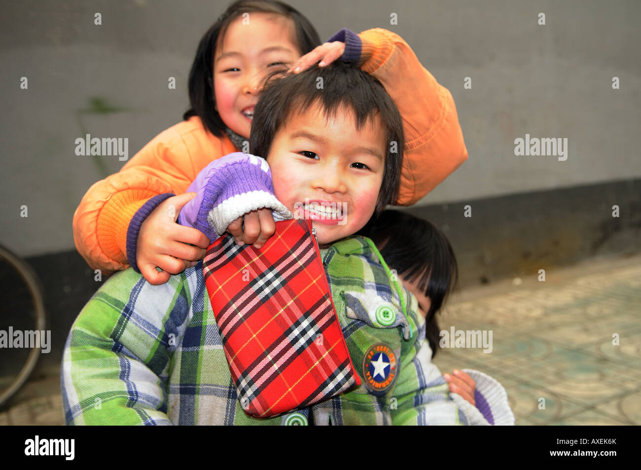 Mignon enfants chinois jouent dans une rue étroite dans l'un des vieux quartiers de Nanjing s Banque D'Images