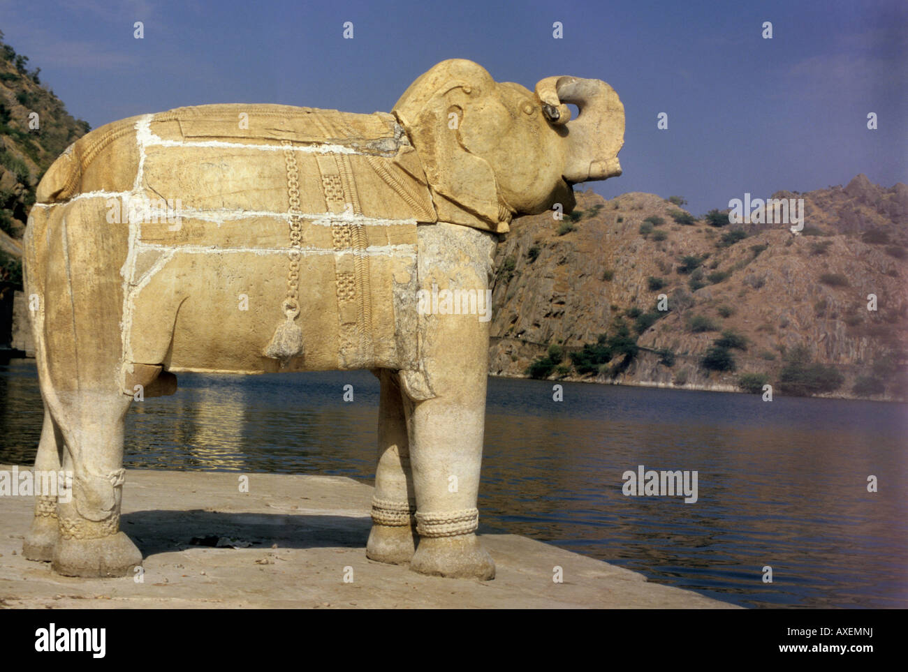 Statue d'un éléphant sur le mur de barrage sur la rivière Banswada Mahi, Rajasthan Inde Banque D'Images
