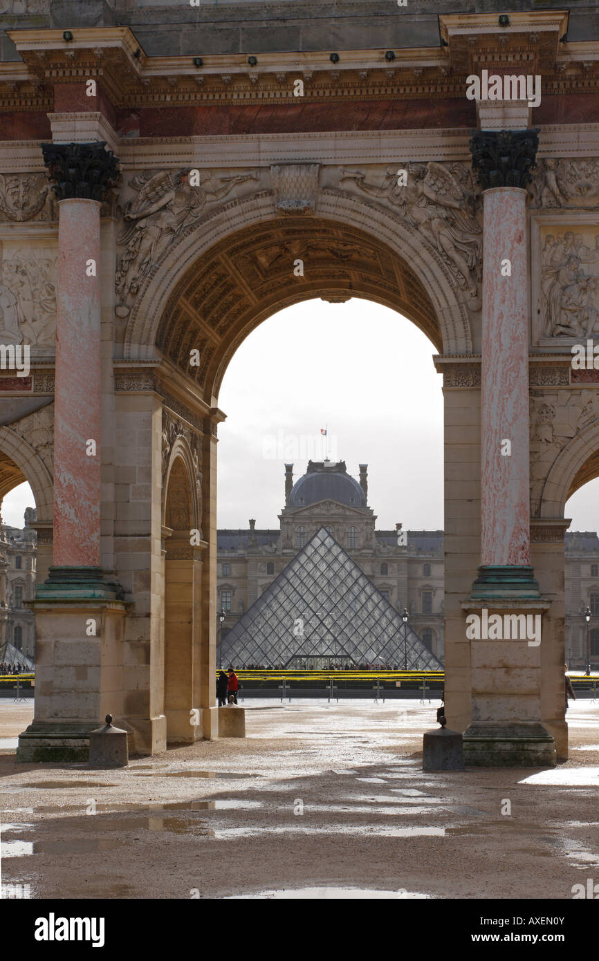 Paris, Louvre, Arc de triomphe du Carrousel du Louvre und Innenhof mit Pyramide von Ieoh Ming Pei Banque D'Images