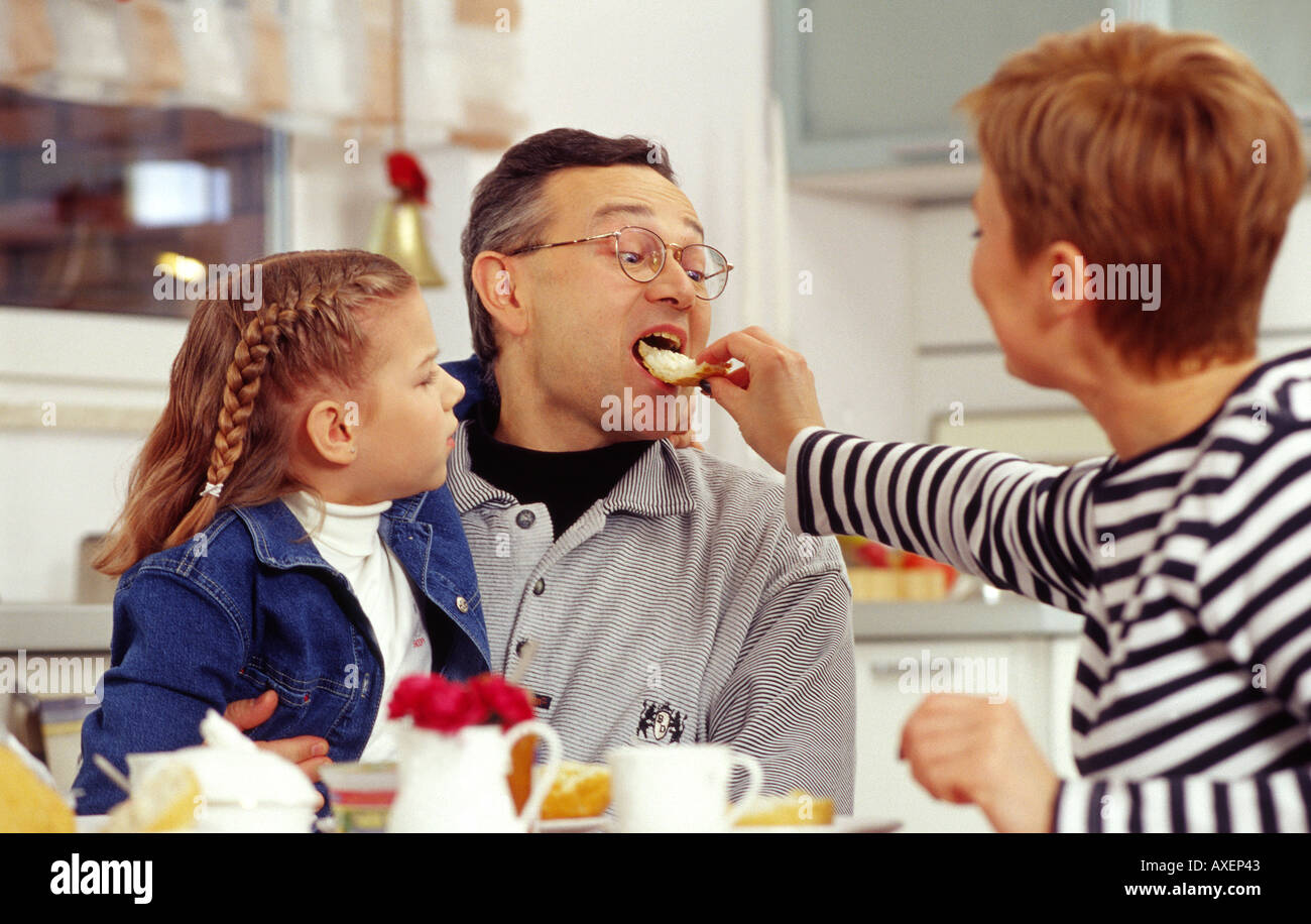 Famille dans la cuisine. Banque D'Images