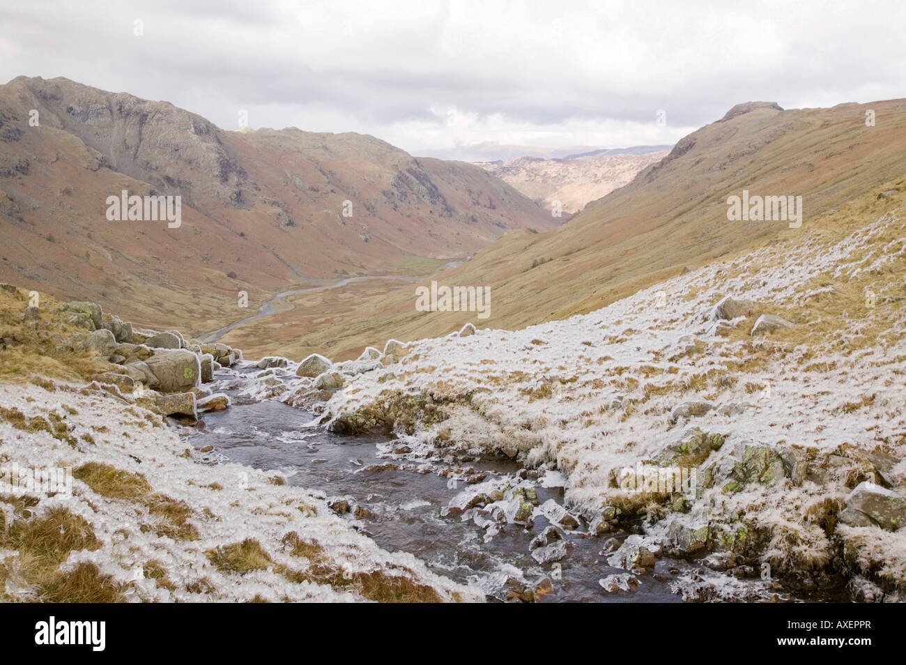 Cerise sur rochers causé par un fort vent soufflant de l'eau sur les rochers d'une cascade dans Langstrath, Lake district, UK Banque D'Images