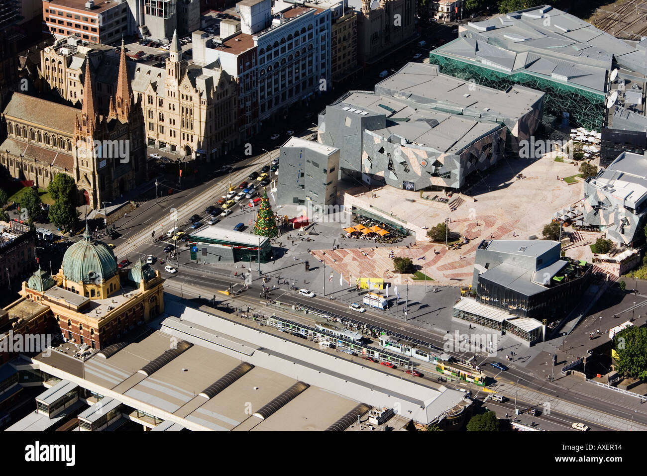 La gare Flinders St en bas à gauche, Federation Square, Melbourne, Australie Banque D'Images
