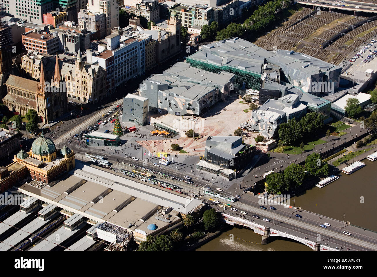 La gare Flinders St en bas à gauche, Federation Square, Melbourne, Australie Banque D'Images