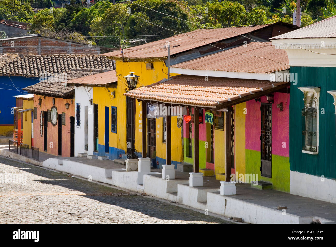 Les bâtiments colorés adobe, Concepcion de Ataco, El Salvador Banque D'Images