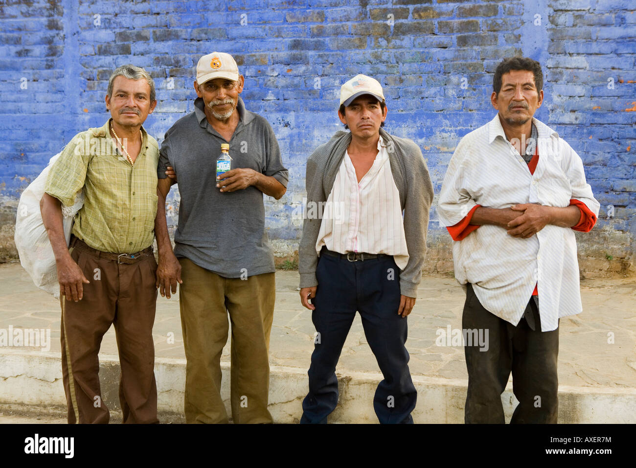 Quatre hommes de boire l'alcool Concepcion de Ataco El Salvador Banque D'Images