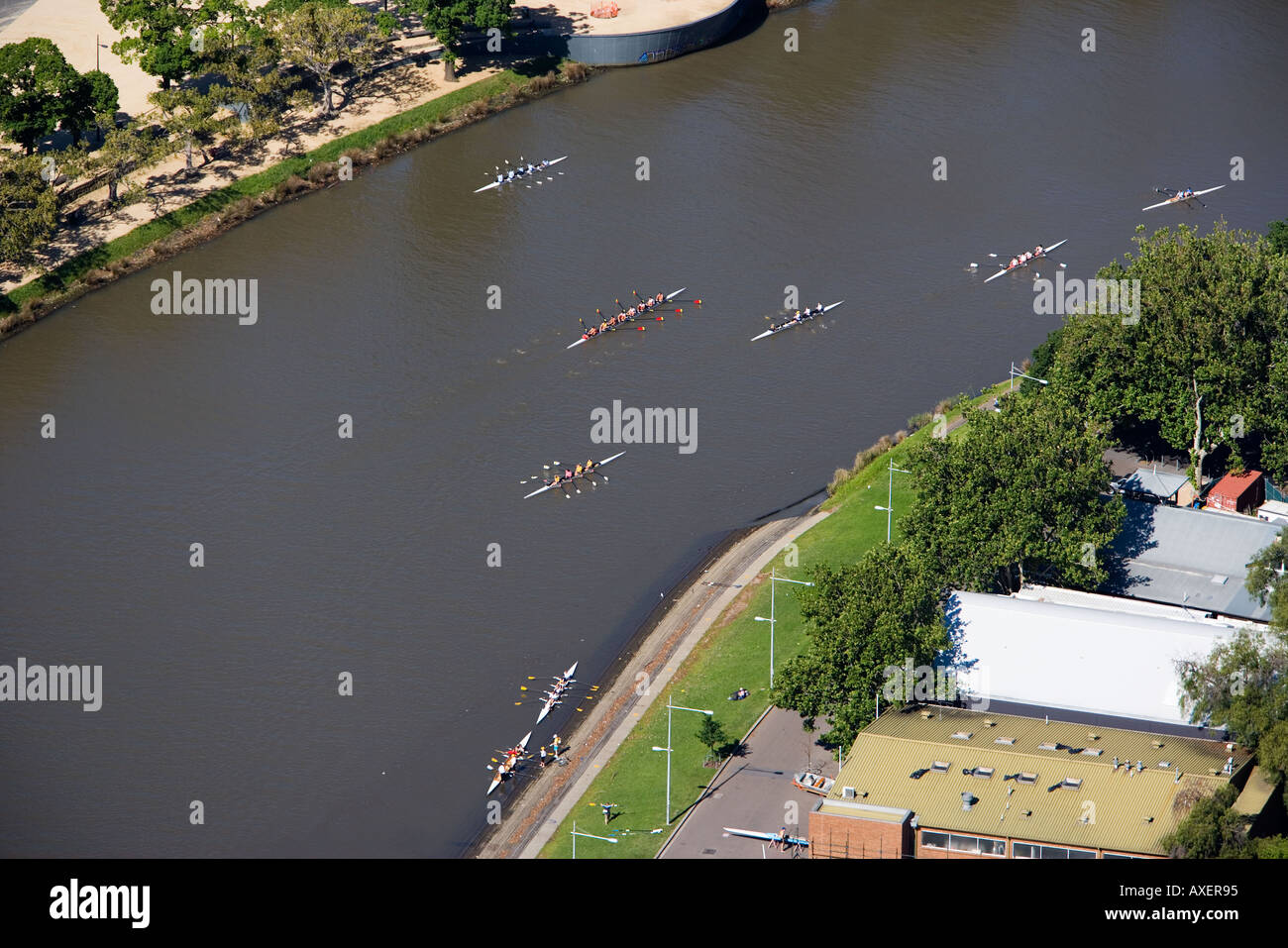 Yarra River à l'aviron avec des cabanons, Birrarung Marr en background, Melbourne, Victoria, Australie, Banque D'Images