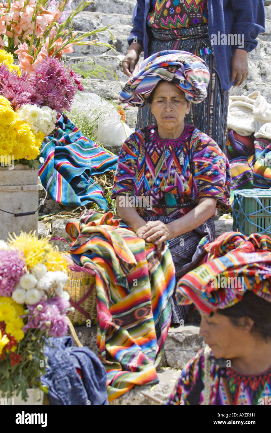 GUATEMALA CHICHICASTENANGO fournisseurs locaux de vendre tout, de fleurs et d'encens aux légumes sur les étapes de Santo Tomas Banque D'Images