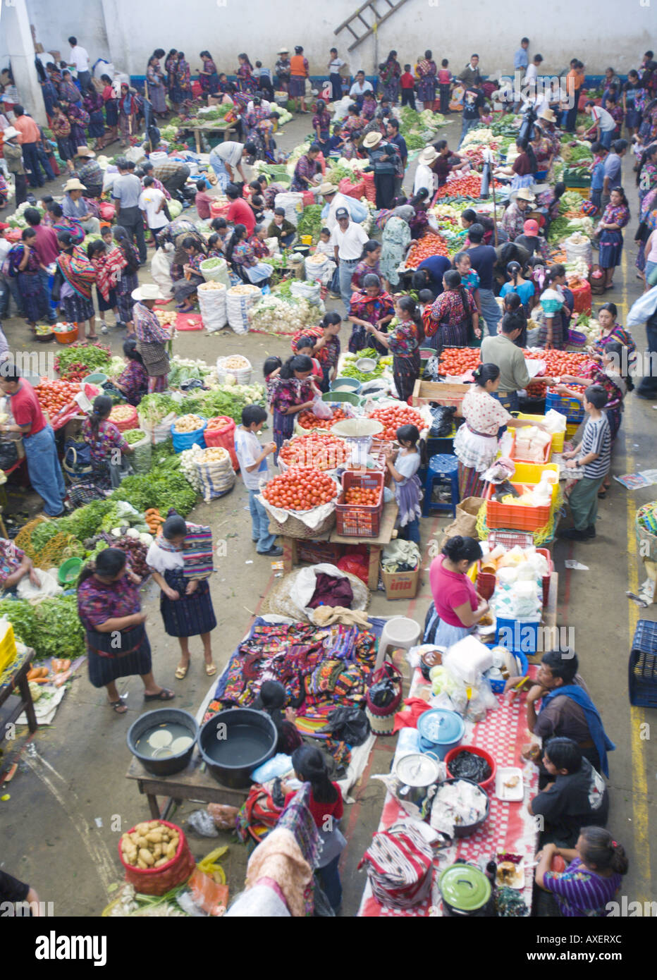 GUATEMALA CHICHICASTENANGO Une vue de dessus de la grande piscine intérieure, marché aux légumes indigènes à Chichicastenango Banque D'Images