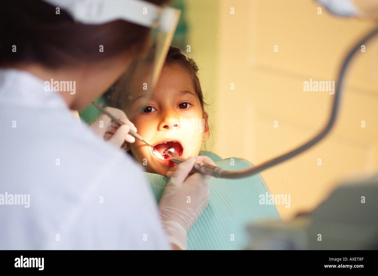 Fille femme âge 510 kid brunette siéger examiner fill clean guérir traiter médecin dentiste dentiste santé visite examen dents ind Banque D'Images