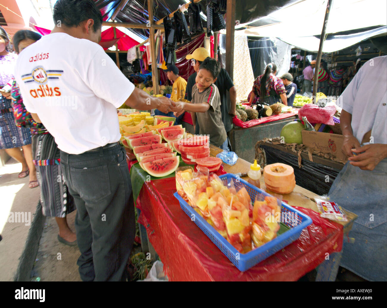 GUATEMALA CHICHICASTENANGO le plus grand marché indigène au Guatemala est le marché de Chichicastenango. Jeune garçon du Guatemala Banque D'Images