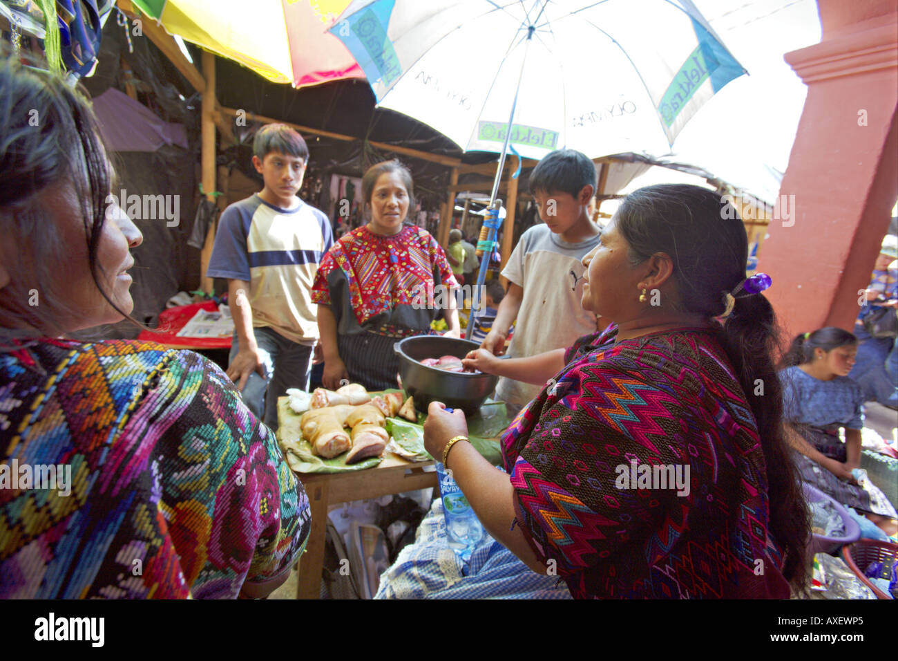 UATEMALA CHICHICASTENANGO le plus grand marché indigène au Guatemala est le marché de Chichicastenango Banque D'Images