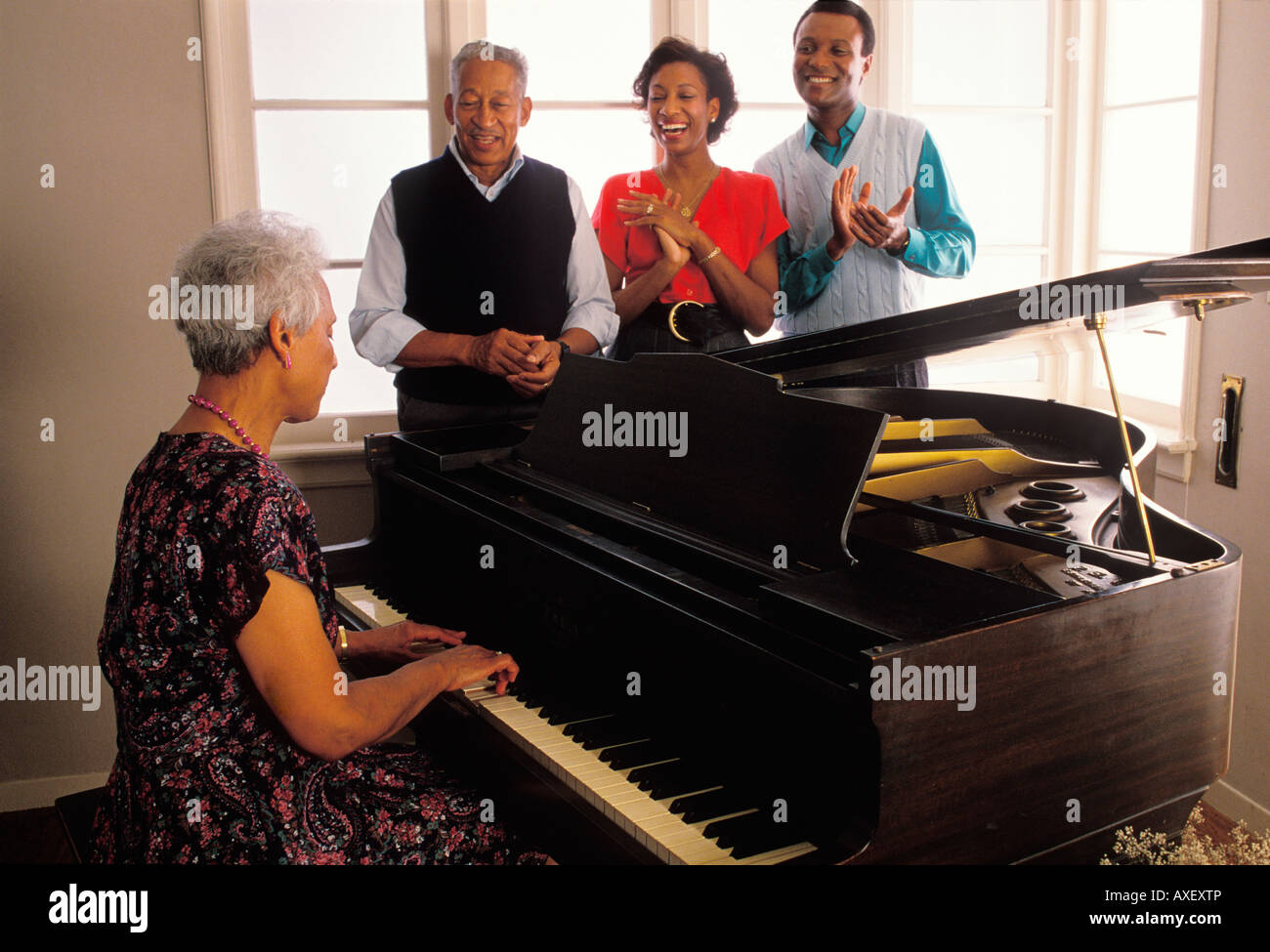 FAMILLE AU PIANO Photo Stock - Alamy