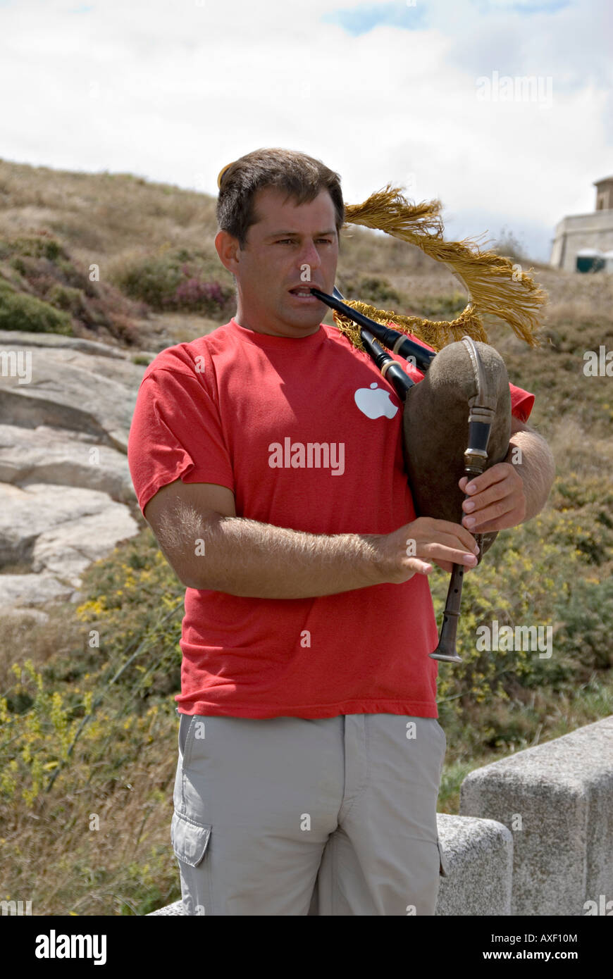 Un joueur de gaita Galicienne près de la tour d'Hercule, La Corogne, Galice, Espagne. Banque D'Images