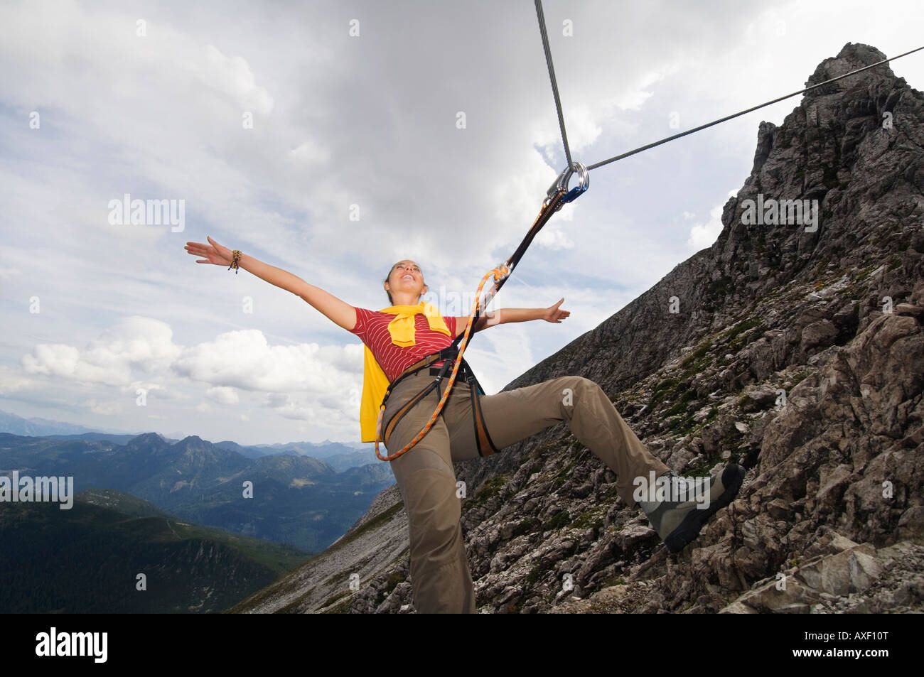 L'Autriche, Salzburger Land, jeune femme à l'escalade Banque D'Images