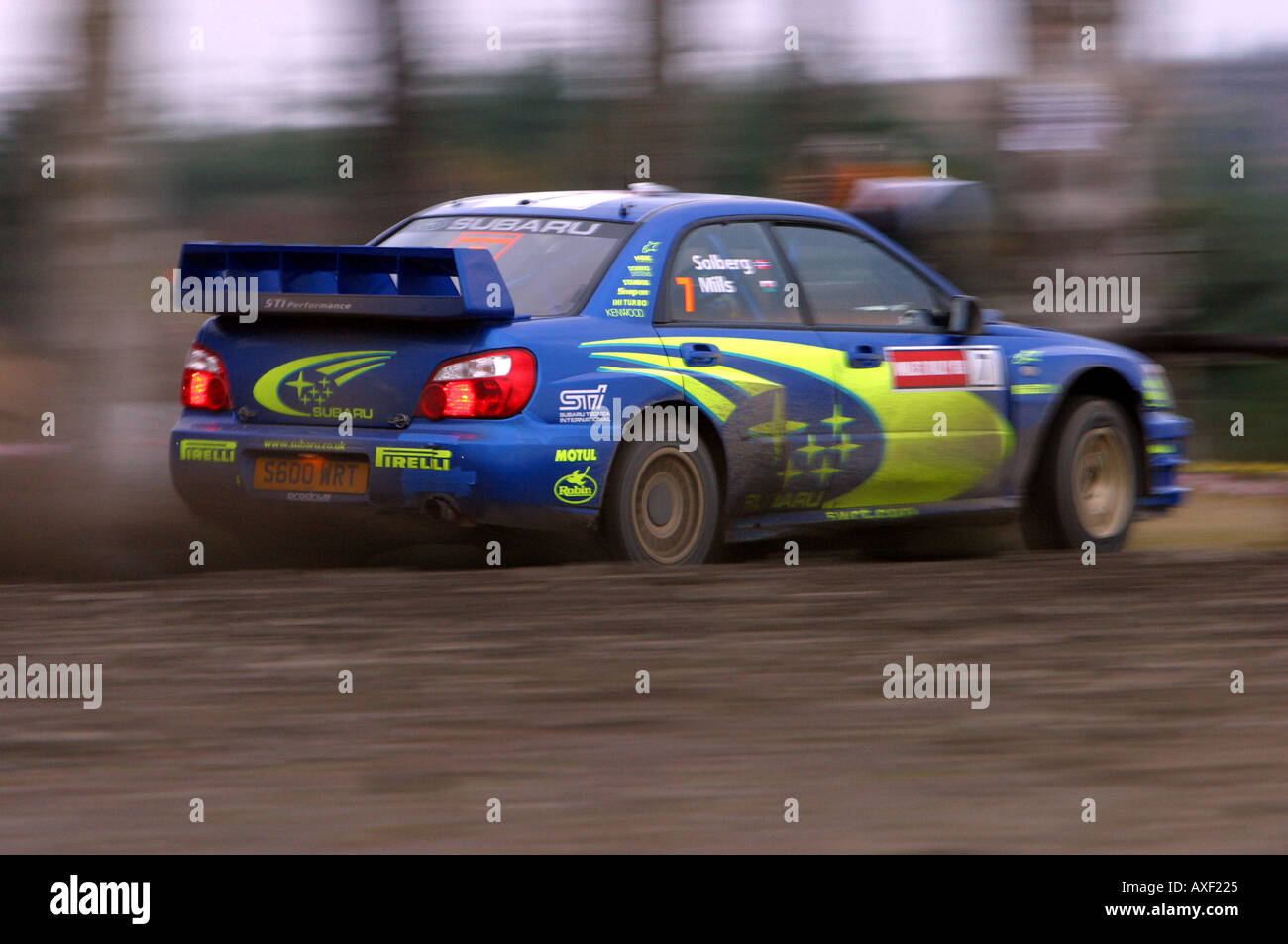 Champion du monde wrc petter solberg en vitesse dans sa Subaru Imprezza voiture de rallye wrc sur l'étape spéciale de WALES RALLY GB Banque D'Images