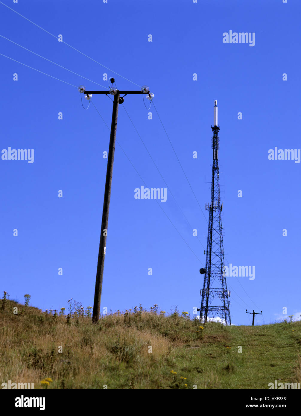 Grand mât de télévision et l'électricité pylône Fife Ecosse Banque D'Images