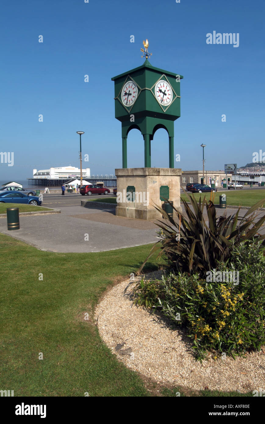 Weston Super Mare tour de l'horloge en face de la promenade avec pier au-delà Banque D'Images