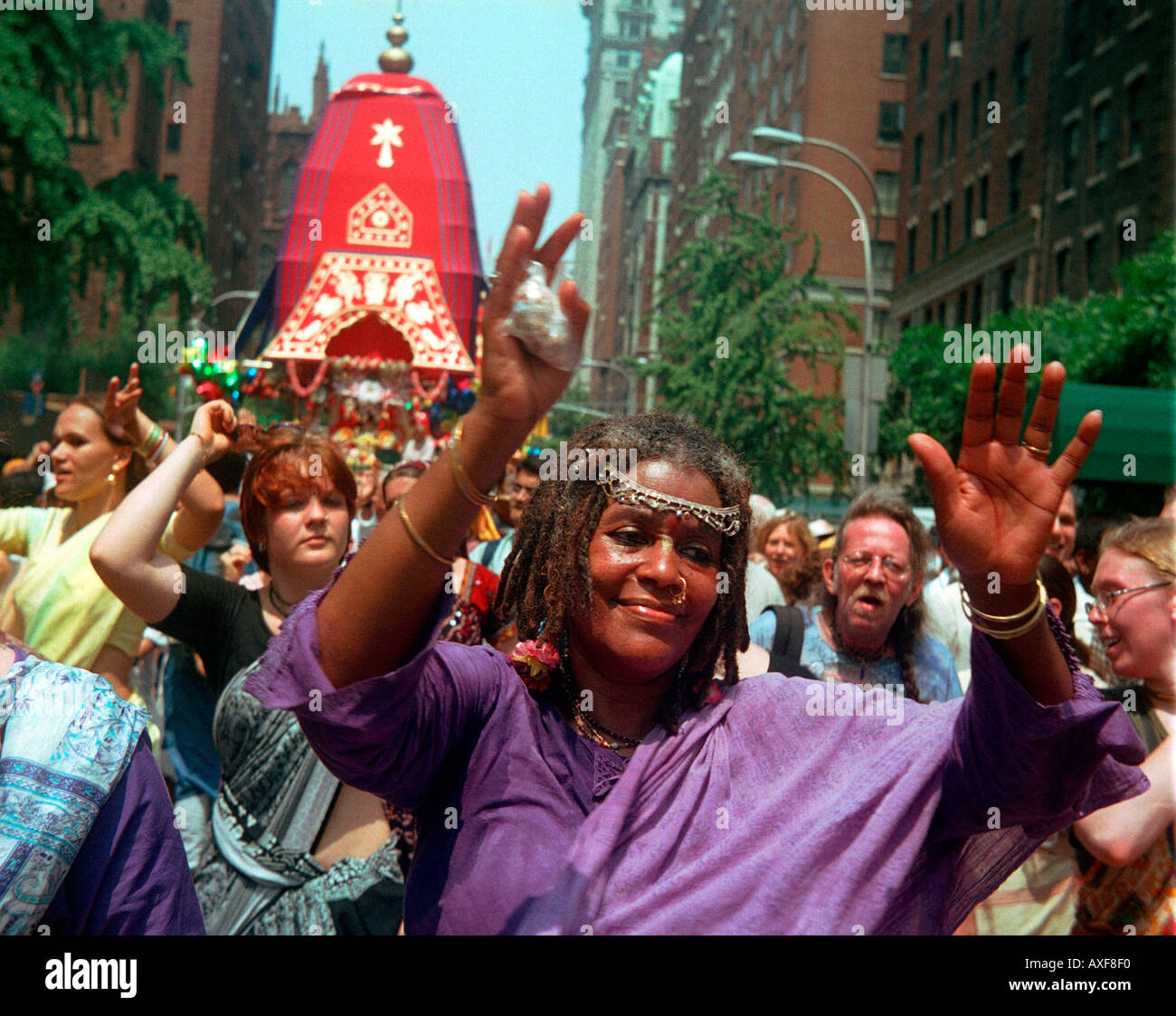 Les membres de la religion Hare Krishna dansent et chantent jusqu'Fifth Ave pour leur festival annuel de Light parade Banque D'Images
