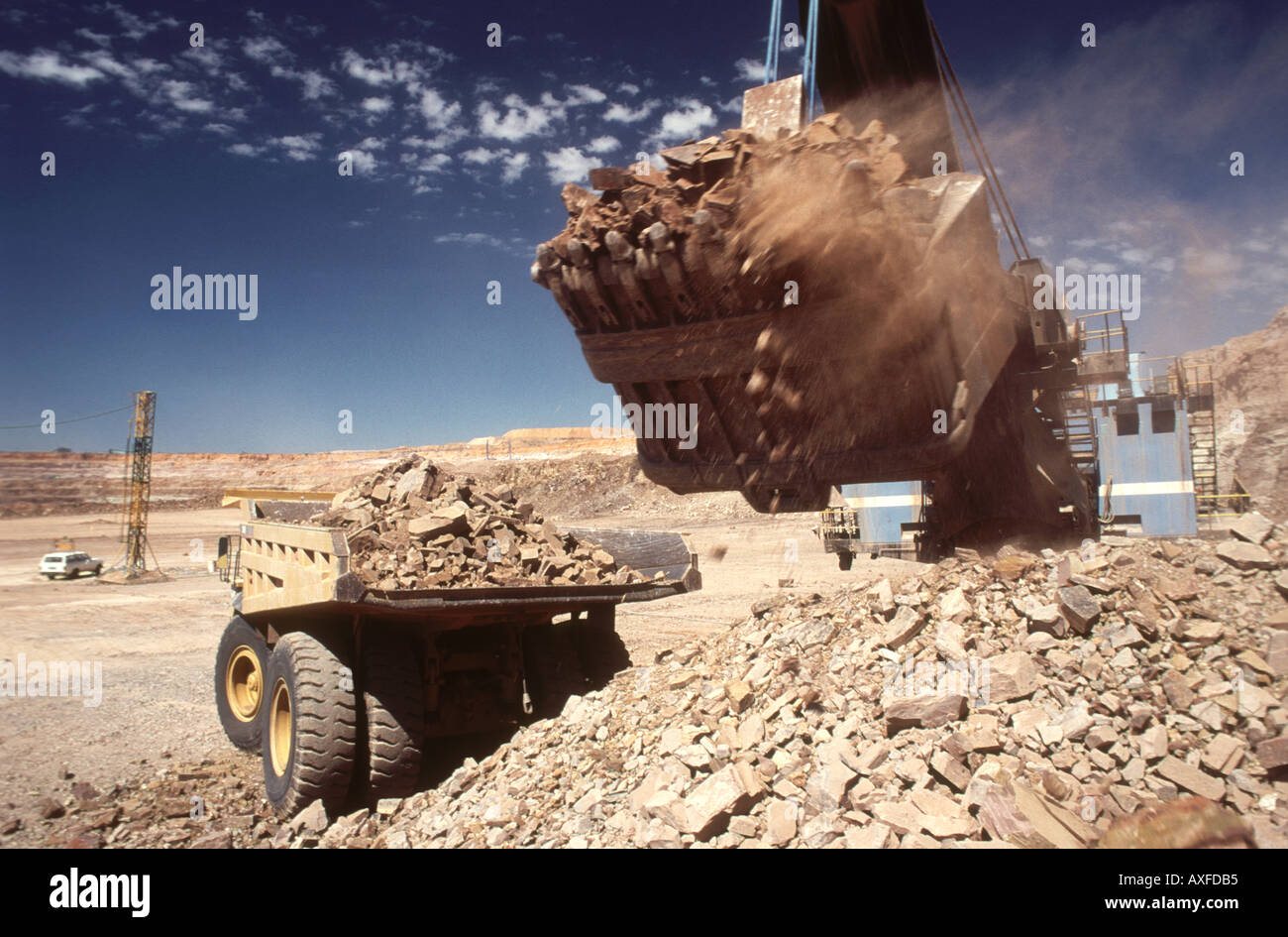 Grand digger rock chargement de minerai et sur un camion dans une mine de diamants à ciel ouvert l'Afrique Botswana Banque D'Images