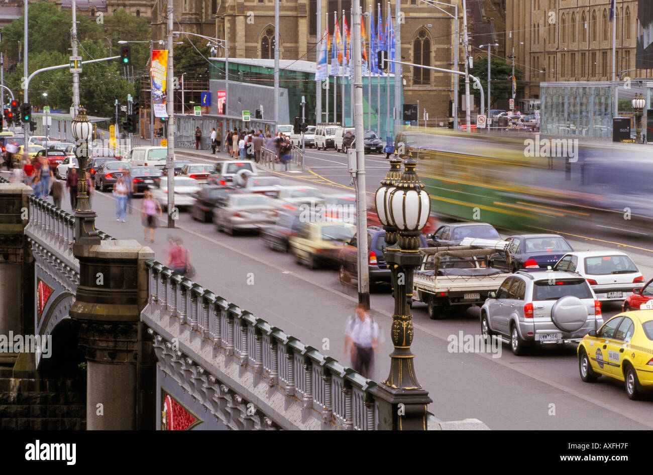 Trafic sur St Kilda Rd Princes Bridge City Melbourne Australie Victoria l'horizontale Banque D'Images