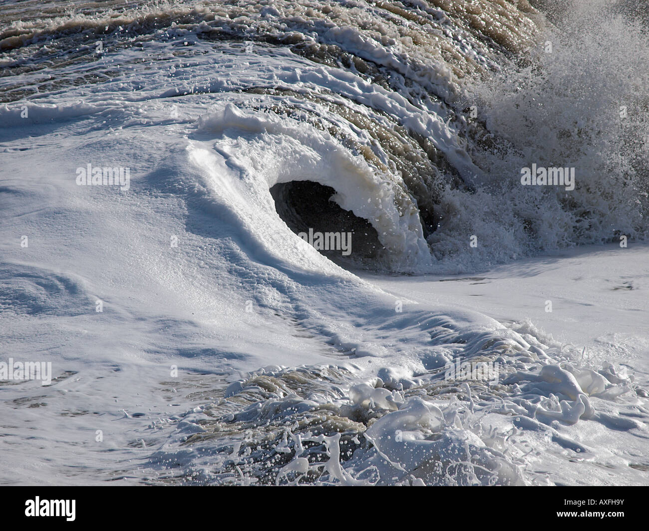 Vagues rouleaux se brisant sur le rivage de la plage Banque de ...