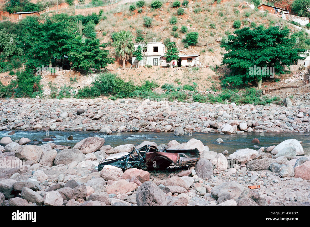 Demeure d'une voiture rouillée sur les rives de la rivière Batopilas Banque D'Images