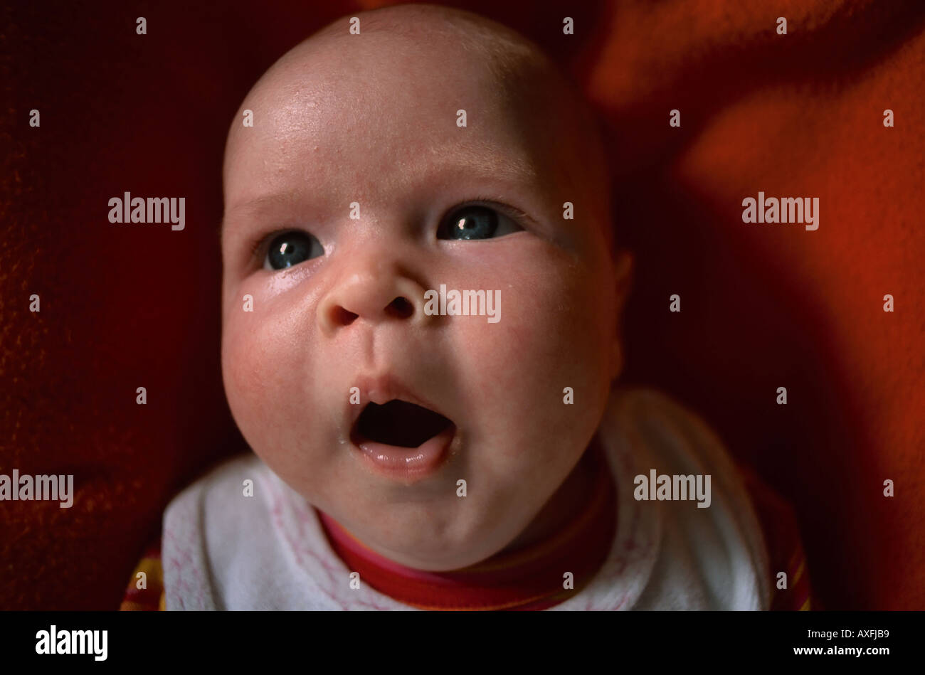 Piscine télévision enfant bébé 0 5 portrait grimace bâillement horizontal close up Banque D'Images