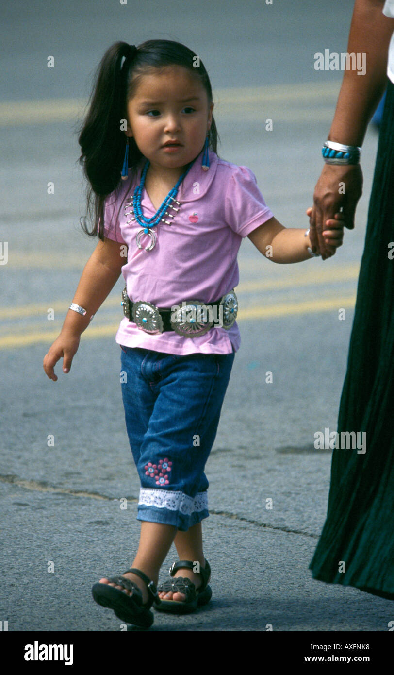 Gallup - Nouveau Mexique - USA - 85e festival Inter-tribal Petite fille indienne avec bijoux typiques Banque D'Images