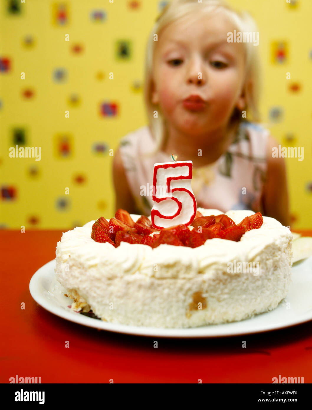 Piscine télévision prix mur de papier design crée petite fille blonde 510 fête Célébrer anniversaire gâteau essayer puff souffler flou bougie Banque D'Images