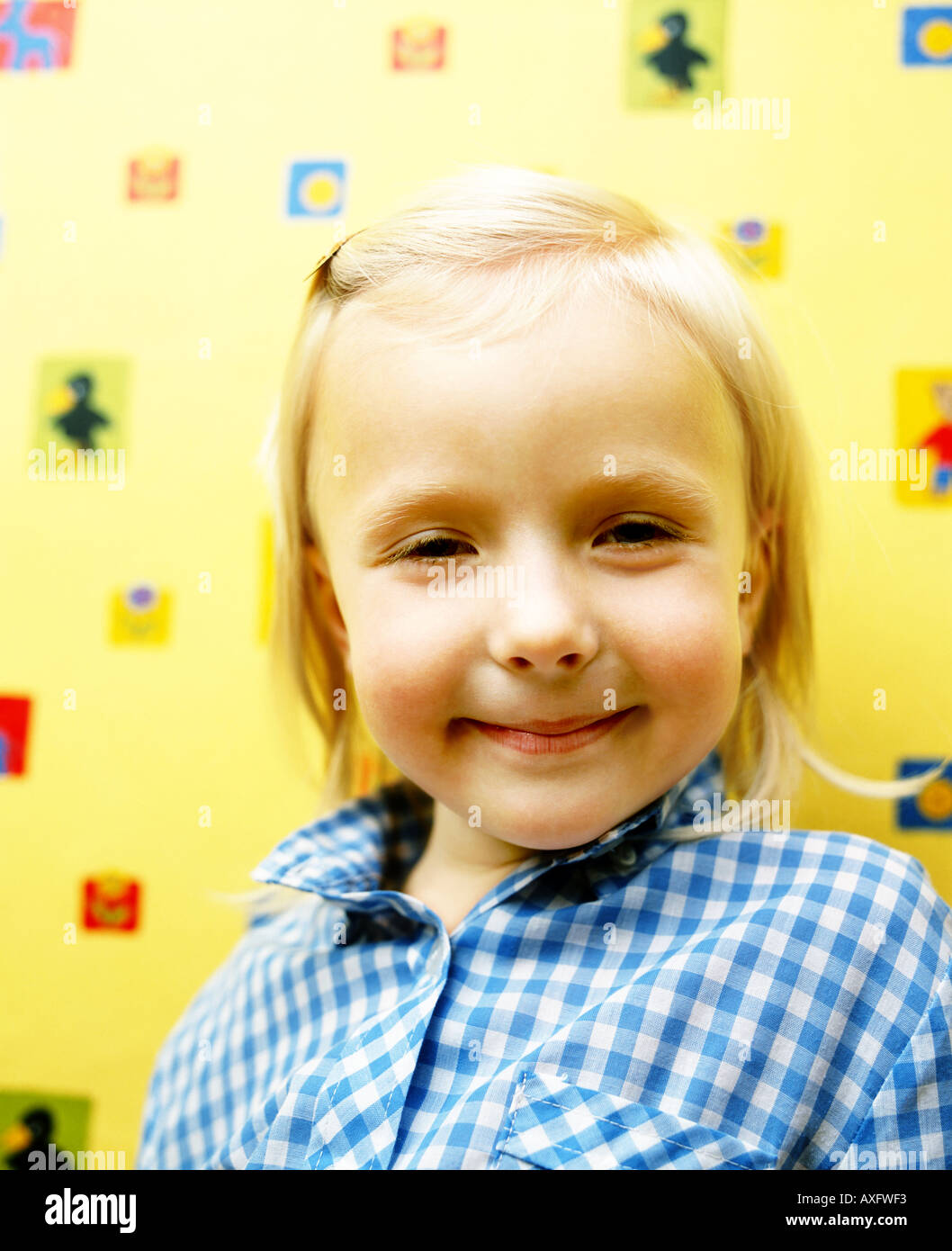 Piscine télévision prix mur de papier design crée close up girl enfant 5 10 pince à cheveux blond sourire souriant shirt portrait volets volet Banque D'Images