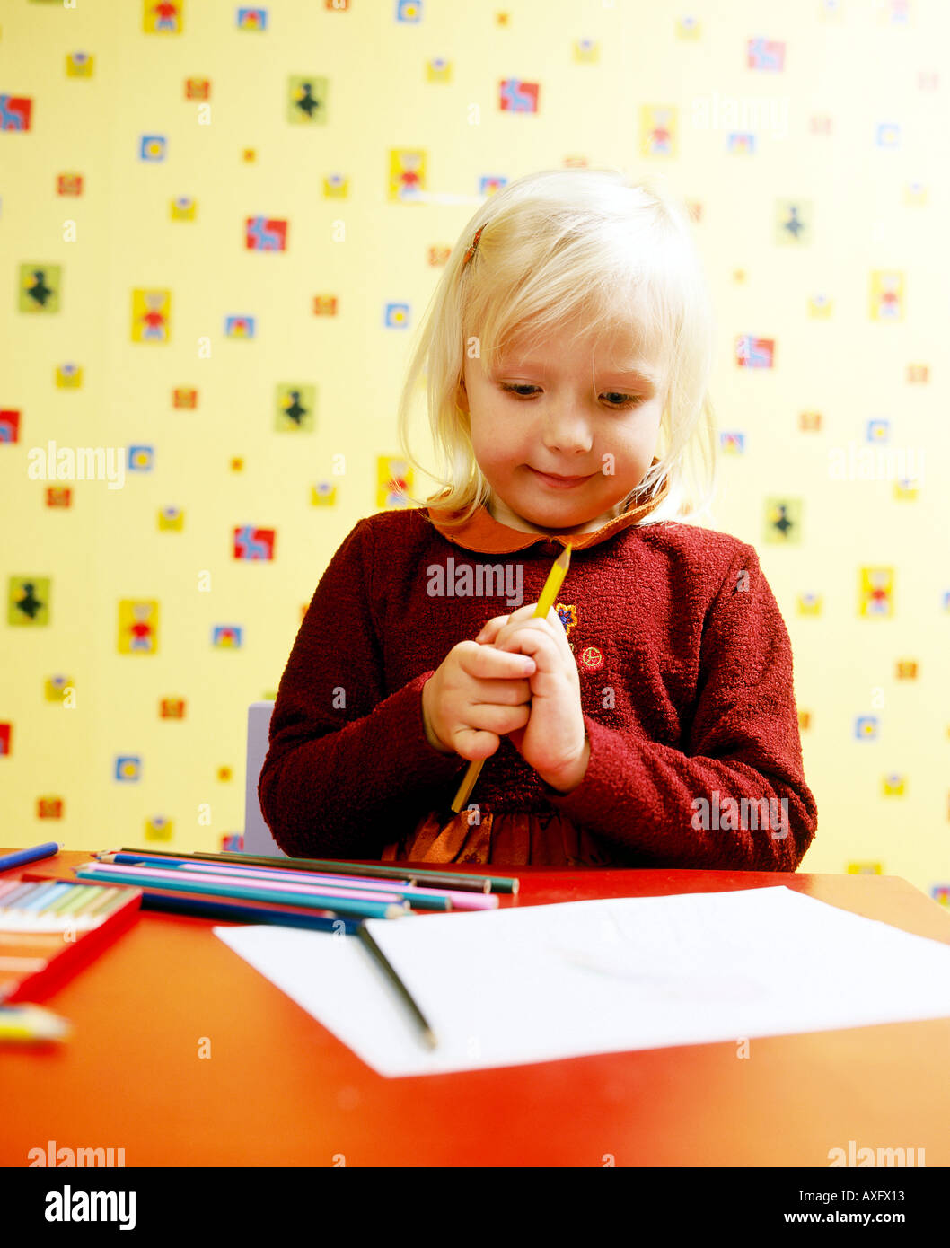 Piscine télévision prix mur de papier design crée petite fille blonde 510 sourire souriant jouer fun feuilles craies craie dessiner peindre Banque D'Images