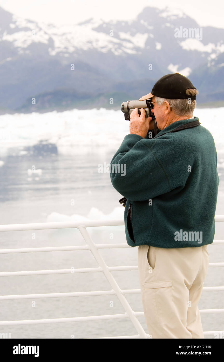 Senior citizen avec caméra vidéo à croisière en Alaska Glacier tournage Banque D'Images