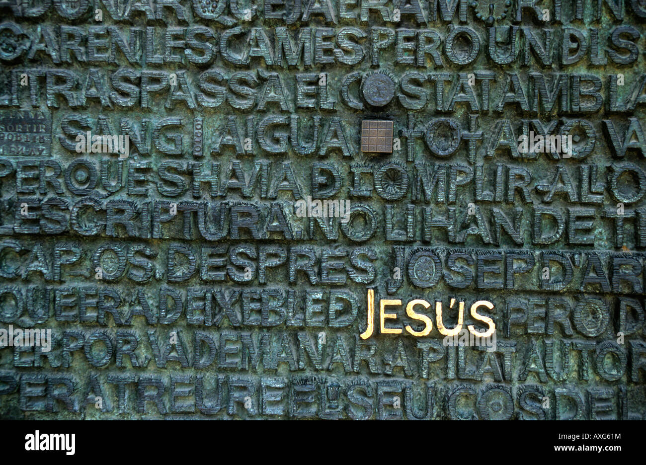 Mot Jésus sur la porte de bronze de passion, la Sagrada Familia, Barcelone, Catalogne, Espagne, Europe Banque D'Images